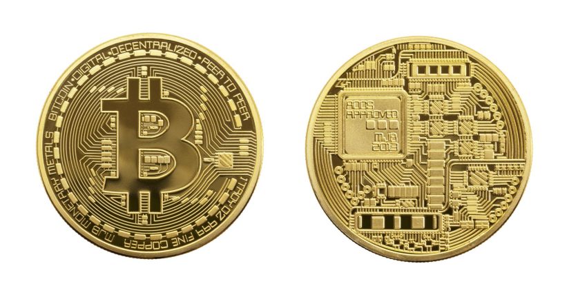 Zwei goldene Münzen mit Bitcoin-Symbol und elektronischen Schaltkreisen.