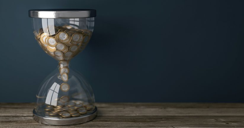 Sanduhr mit Münzen gefüllt, die sich von oben nach unten bewegen.