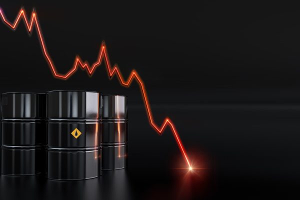 Schwarze Ölfässer, roter sinkender Graph auf dunklem Hintergrund.