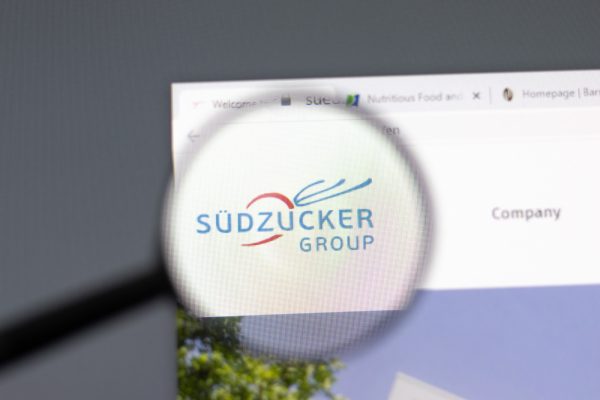 Eine Lupe vergrößert das Süddeutsche Firmenschild „Südzucker Group“ auf einem Monitor.
