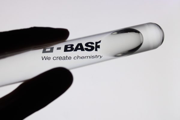 Reagenzglas mit BASF-Logo und Slogan "We create chemistry", gehalten von einer Hand.