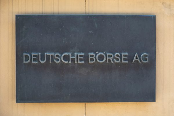 Schwarzes Schild mit Aufschrift "DEUTSCHE BÖRSE AG" in Großbuchstaben.