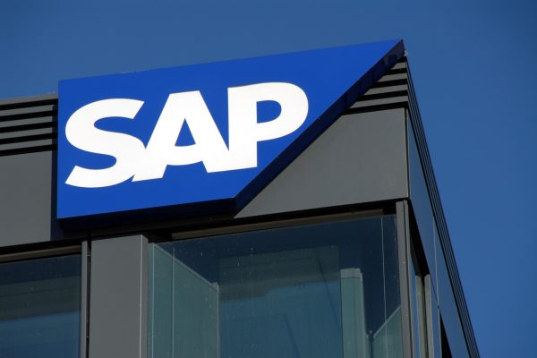 Blaues SAP-Logo auf grauem Gebäude vor blauem Himmel.