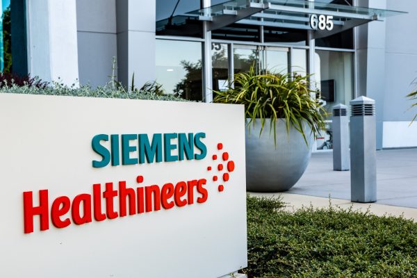 Eingangsbereich mit Siemens Healthineers Schild und Nummer 685.
