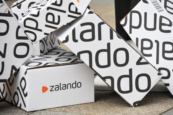 Weiße Kartons mit schwarzem Zalando-Logo stehen übereinander gestapelt.