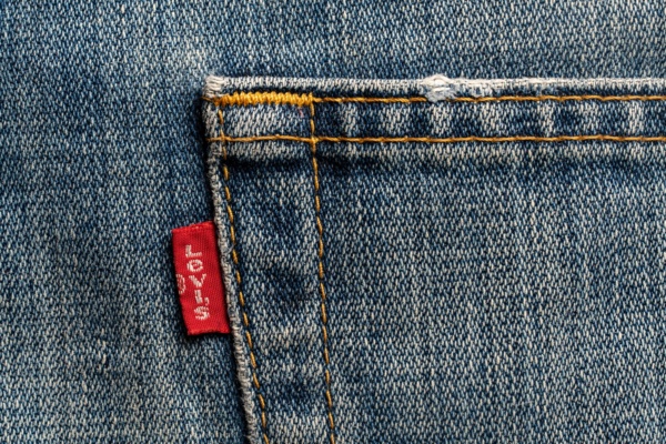 Levi Strauss glänzt: Prognose-Anhebung beflügelt die Aktie